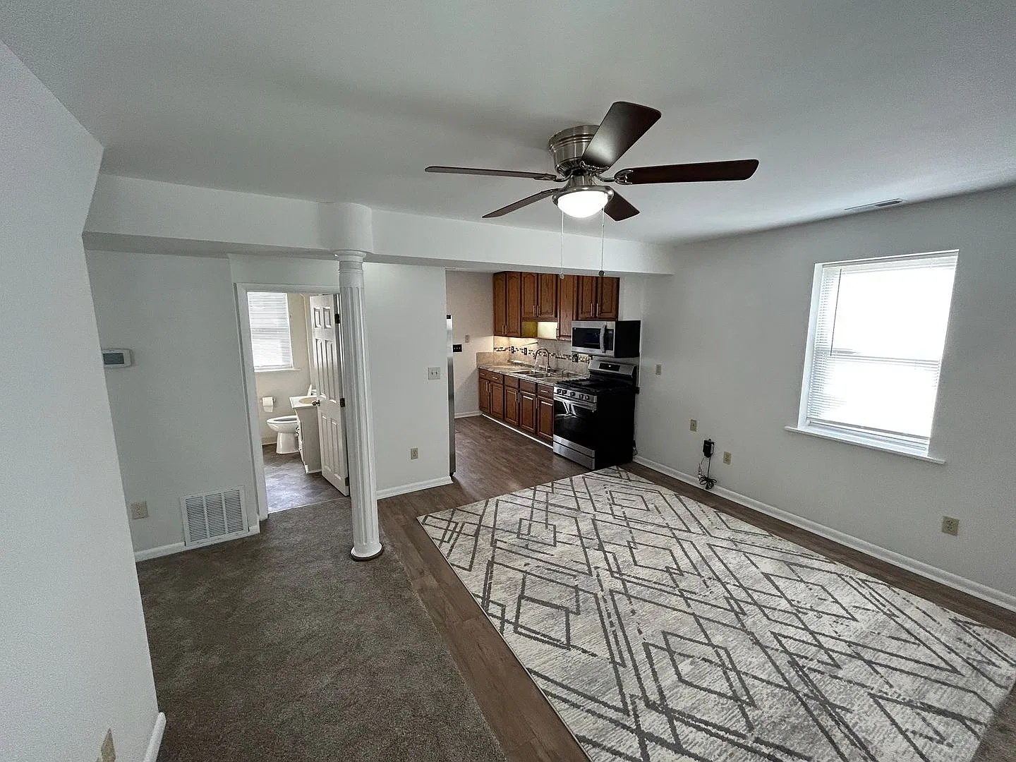 Spacious 4-Bedroom, 3 bathroom Home with Modern Kitchen and Backyard — Photo 3