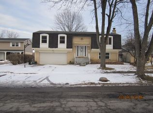 1063 N King Charles Ct, Palatine, IL 60067