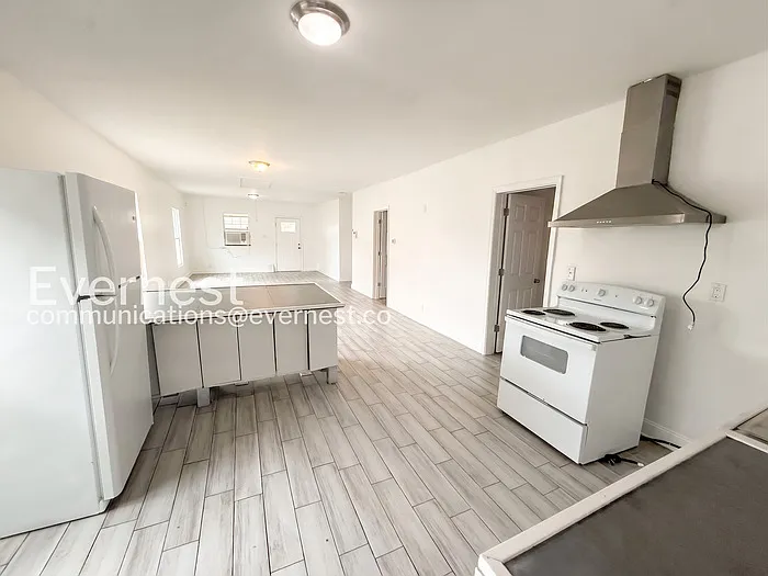 1402 Avenue E — Photo 2
