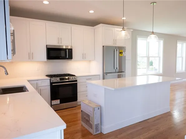 25 Bunker Hill Xing, Portsmouth, RI 02871