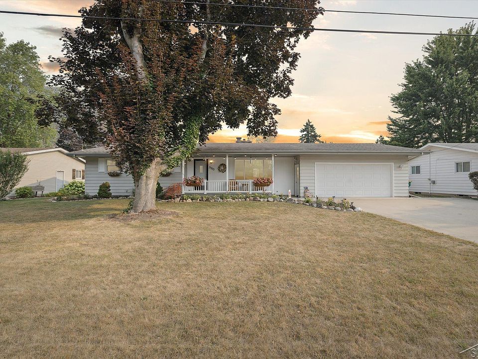 1st image of 2923 Thunderbird Dr
