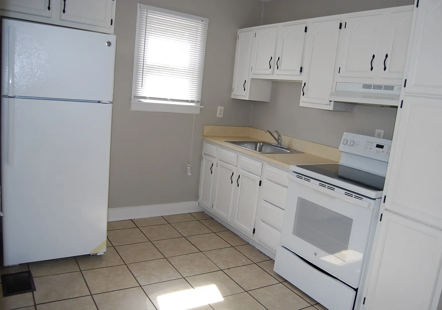 Four Bedroom / 1.5 Bath Home in Parkway Village (Near U of L) — Photo 4