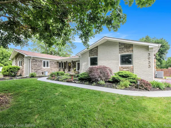3933 Van Amberg Rd, Brighton, MI 48114