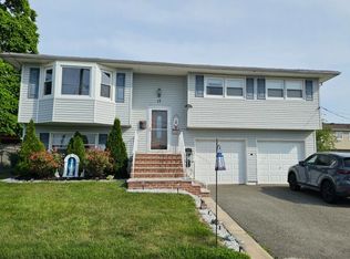 17 Sterling Ct, Perth Amboy, NJ 08861