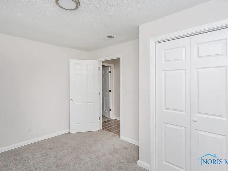 421 E Streicher St — Photo 3
