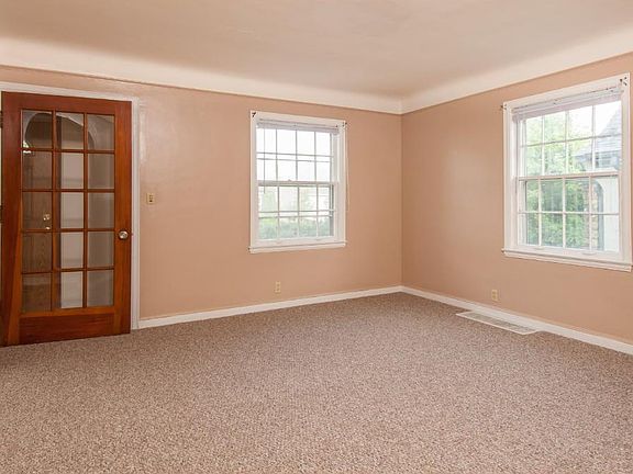 5th image of 3343 Irving Ave N