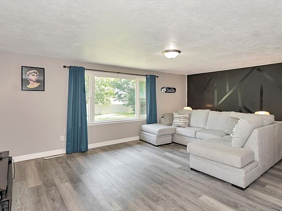 2nd image of 1572 Cardinal Dr