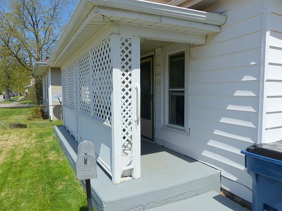 3rd image of 918 Charlotte St