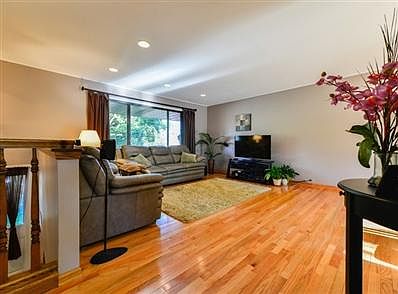3rd image of 181 Hingham Ln