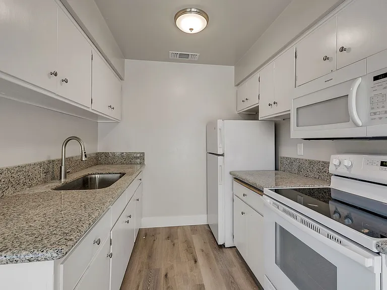 1500 Sheridan Ave — Photo 5