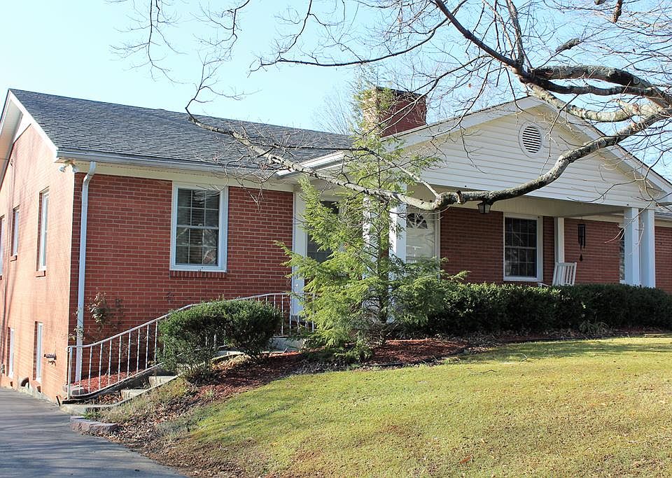 1st image of 102 Hatchett Ct