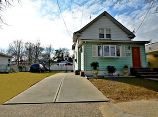 4858 208th St, Bayside, NY 11364