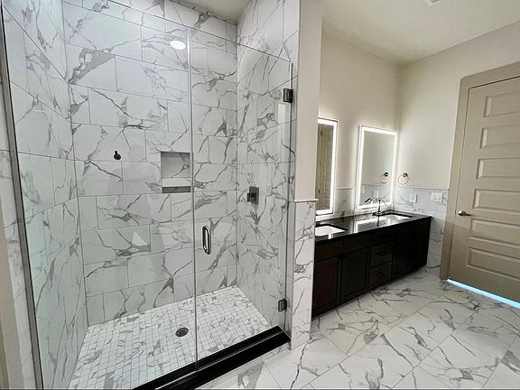 3rd image of 3332 Oak Grove Ave Penthouse 5