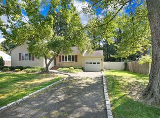 7 Galway Pl, Huntington, NY 11743