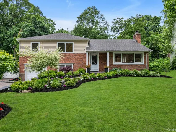 18 Pine Drive N, Roslyn, NY 11576