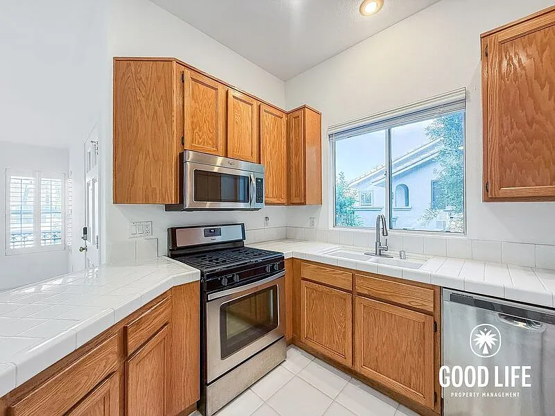 2 bed, 2.0 bath, 900 sqft, $2,950 — Photo 2