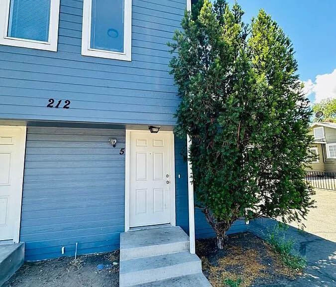 212 Hillcrest Dr #5 — Photo 2
