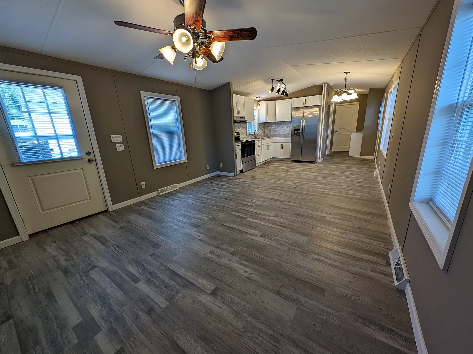 3 bed, 1000 sqft, $1,600 — Photo 2