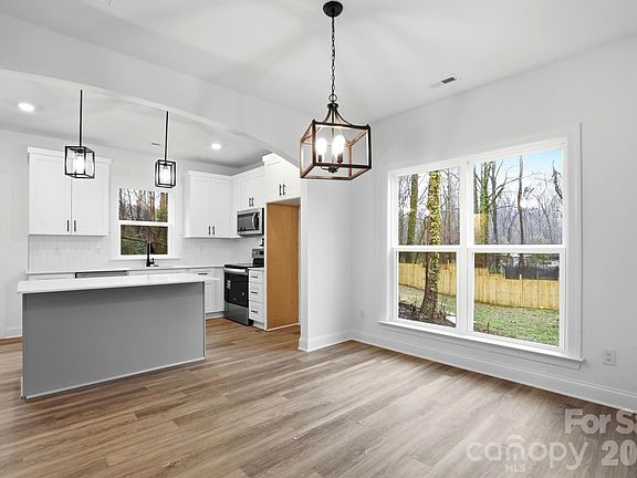 5th image of 423 Queens Ct