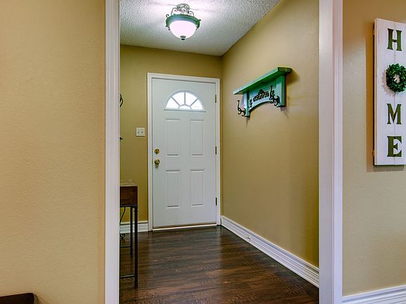 3rd image of 20 Meadowview Dr