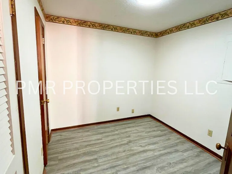 400 E Coolbaugh St — Photo 4