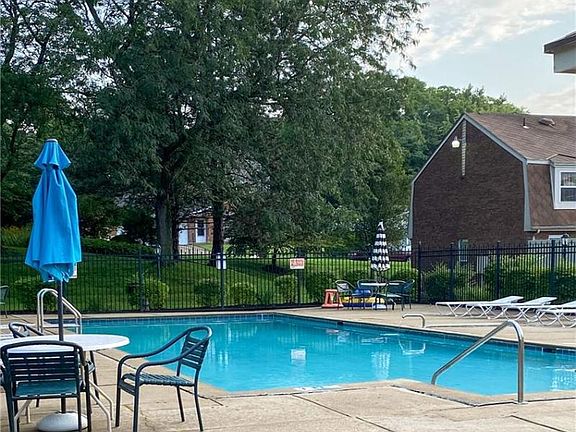 3rd image of 1435 Crown Point Ct