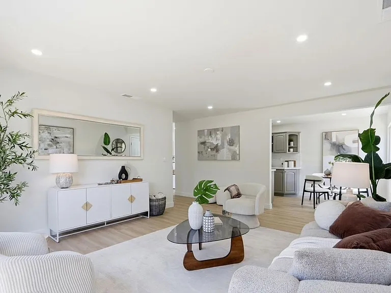 1091 W Latimer Ave — Photo 19