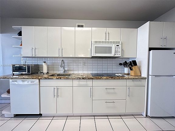 2nd image of 100 Lincoln Rd #1012