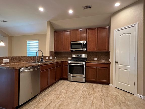 5th image of 211 Hawks View Dr