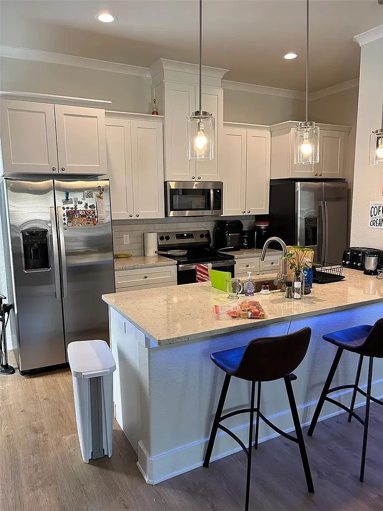 5 bed, 4032 sqft, $4,375 — Photo 4