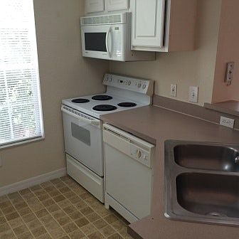 4th image of 13700 Richmond Park Dr N APT 105