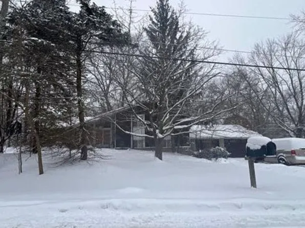 9363 Southeastern St, White Lake, MI 48386