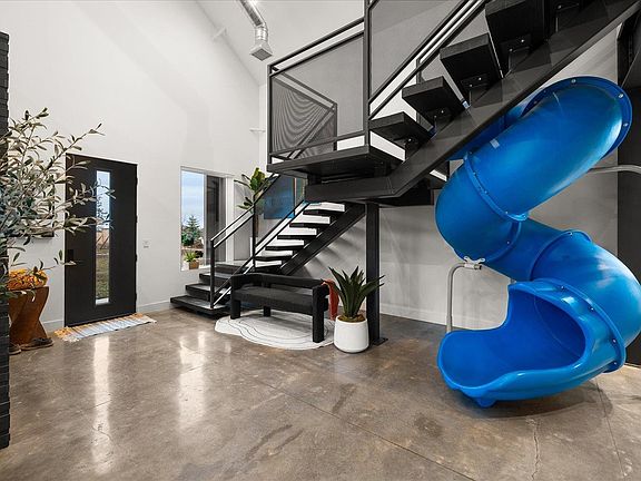 3rd image of 618 E Washington Rd