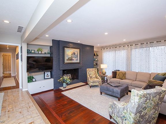 4th image of 701-29 Creekside Dr
