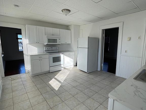 Large eat-in kitchen all new appliances