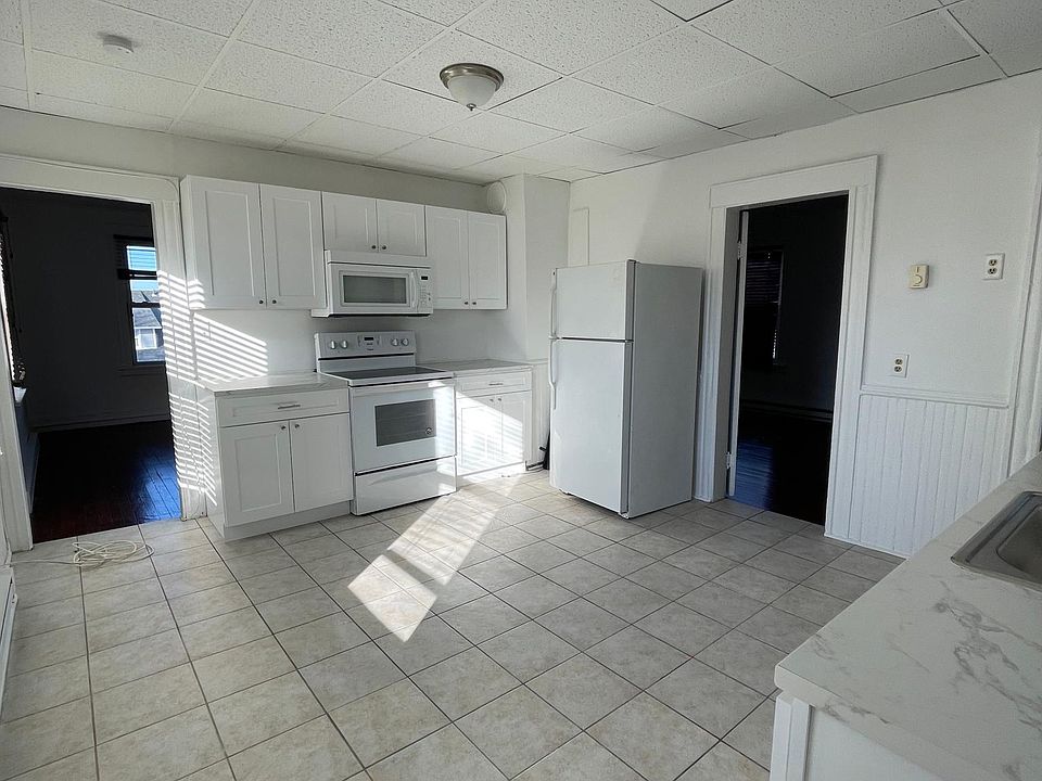 Large eat-in kitchen all new appliances