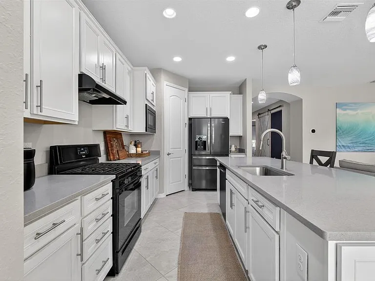 540 SE Monet Dr — Photo 6