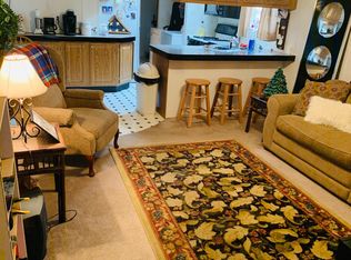 31 Elm Ln, Hodgkins, IL 60525