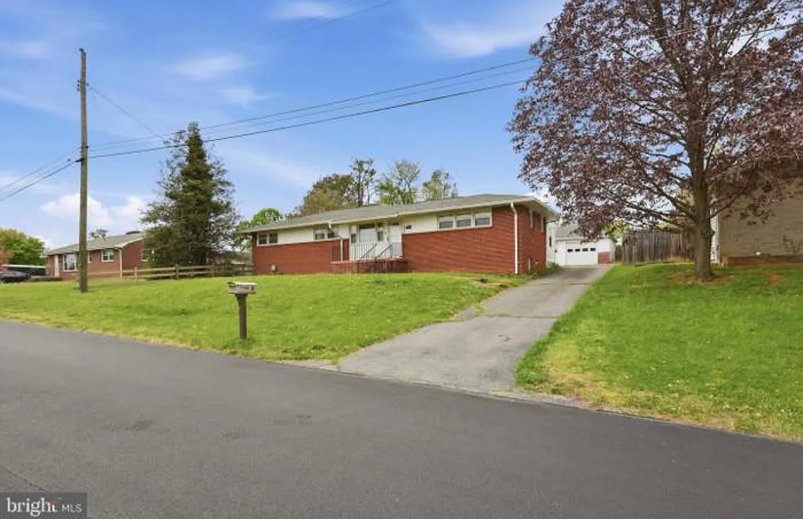 4 bed, 1328 sqft, $2,900 — Photo 1