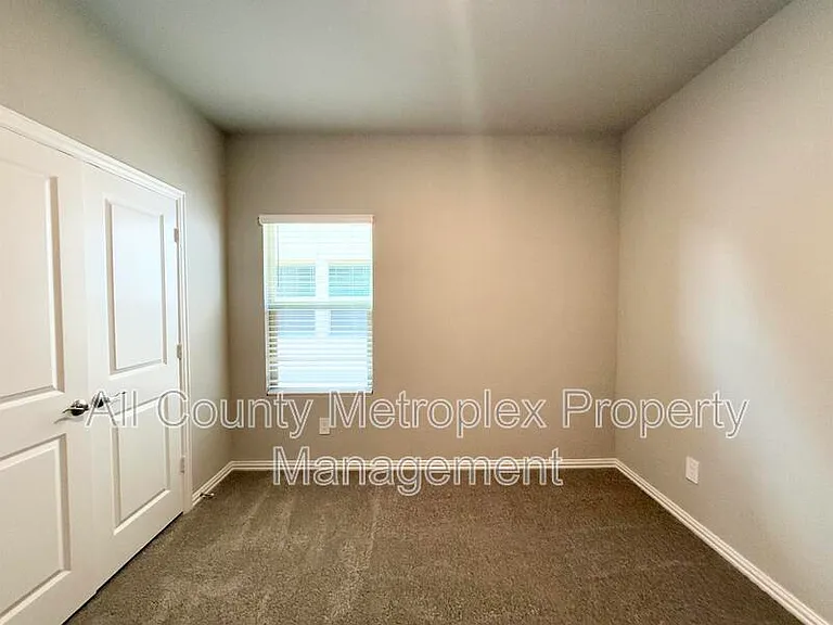 709 Hemingway Ln — Photo 7