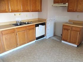 3rd image of 212 London Ln