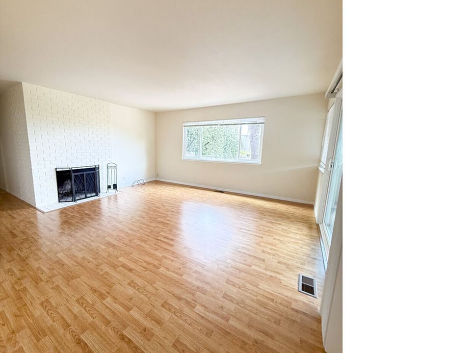 1st image of 4 Davis Dr APT A