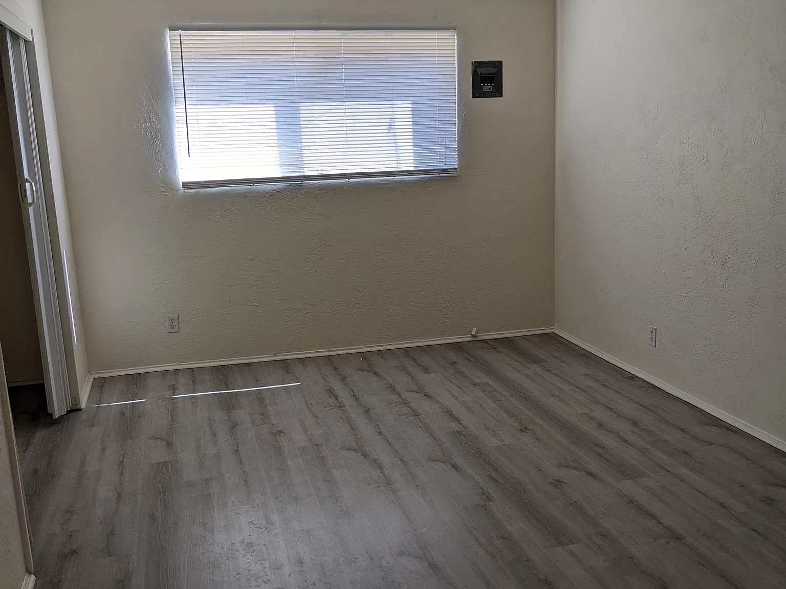 Updated Nob Hill One Bedroom Apt - Spacious Floor Plan and Yard! — Photo 4