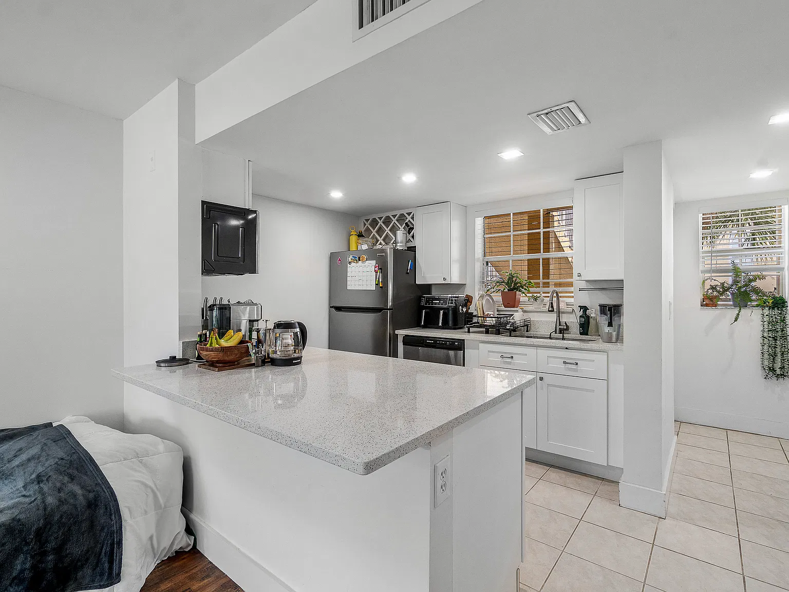 2 bed, 981 sqft, $2,400 — Photo 3