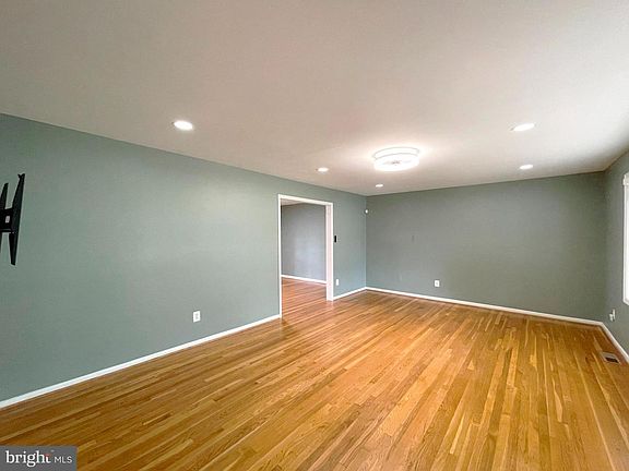 4th image of 11207 Lochton St