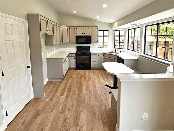 5th image of 825 N Manzanita Street