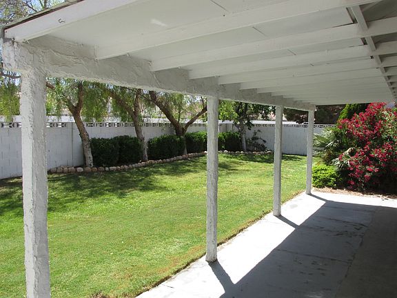 Covered patio, great for entertaining.