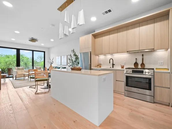 2209 S 1st St #313, Austin, TX 78704