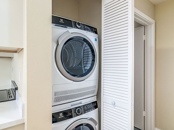 5th image of 2240 Larkin St APT 104