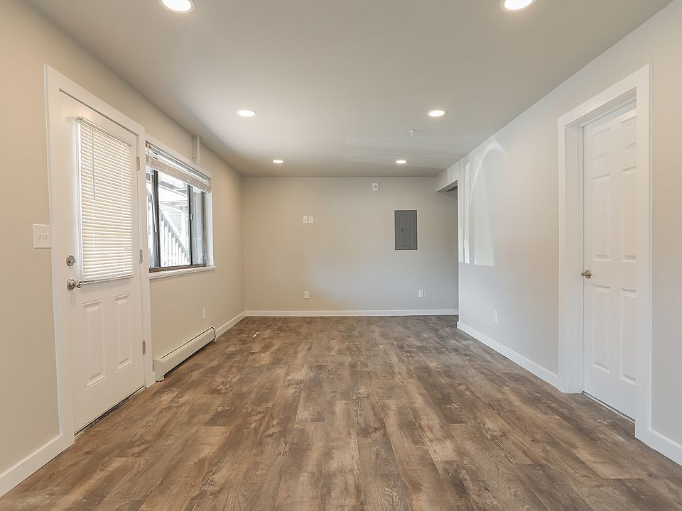 795 30th St Living Room